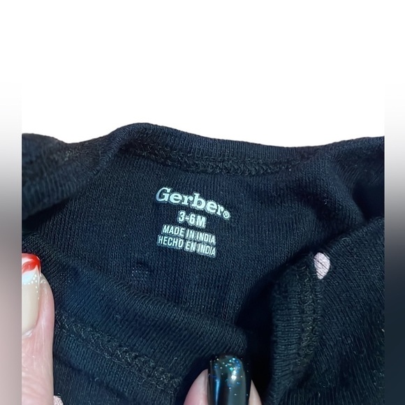 Gerber black onesie with pink polka dots - Picture 4 of 5